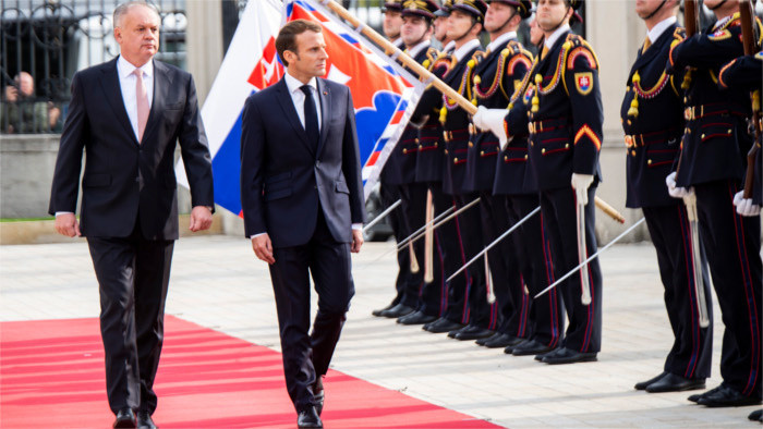 Le Président français E. Macron discute avec le public à Bratislava