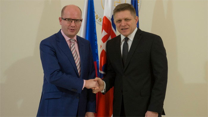 Czech & Slovak prime ministers meet; arrange V4 summit on migrant crisis