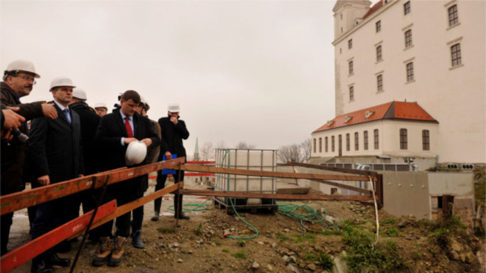Ni siquiera las protestas han detenido la construcción de garajes en el Castillo de Bratislava 
