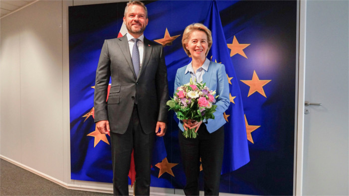 Prime minister praises commission chief in Brussels 