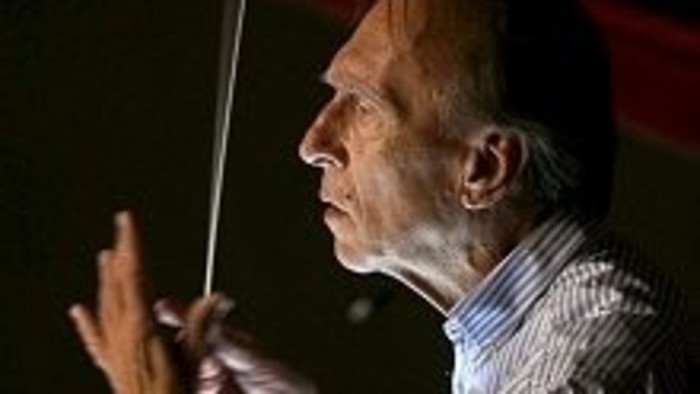 Diriguje Claudio Abbado