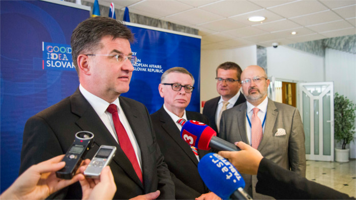 Lukáš Parízek recibe a alto representante de la OSCE