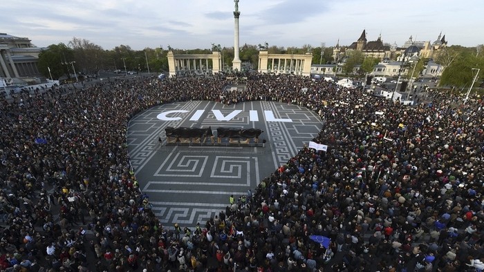 A civilek nyakára lépne az Orbán-kormány