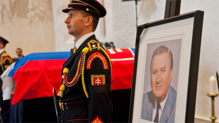 Heger deposita una corona floral en la tumba del primer presidente eslovaco