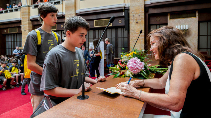 Oxford Professor teaches Slovak children