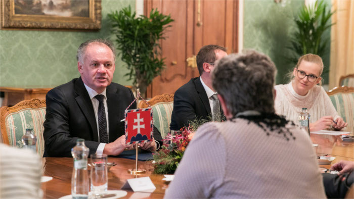 Kiska entrega su salario de septiembre a familiares de las víctimas del accidente de tráfico en Prievidza