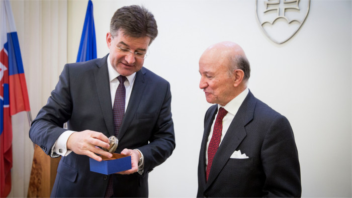 Golden plaque awarded to outgoing Spanish ambassador