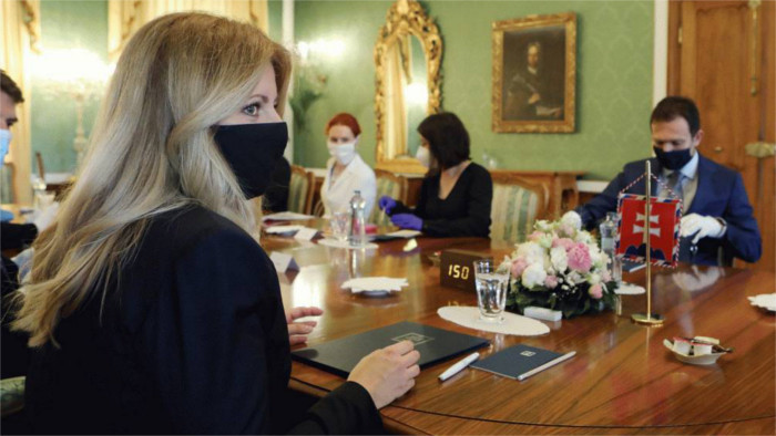 President consults economy experts on the current situation 