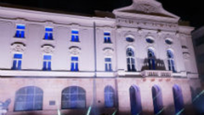 Hlavu hore - fasády domov v centre mesta sú ako tiché galérie