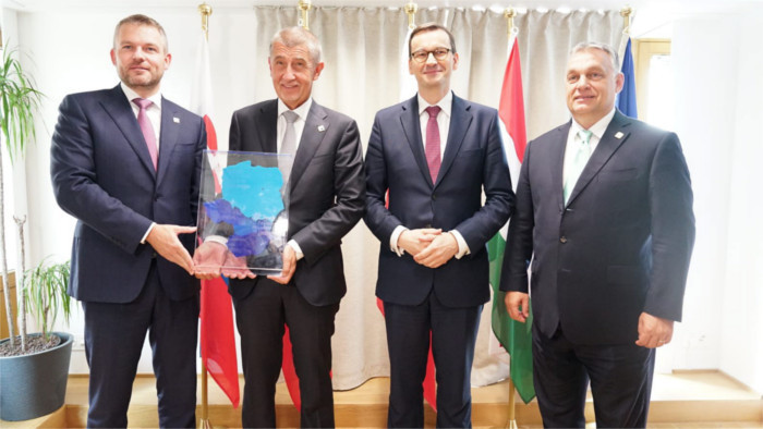 Prime Minister passes V4 Presidency on to Czech Premier  