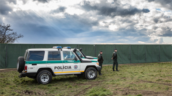 Police test mobile barrier against illegal migration 