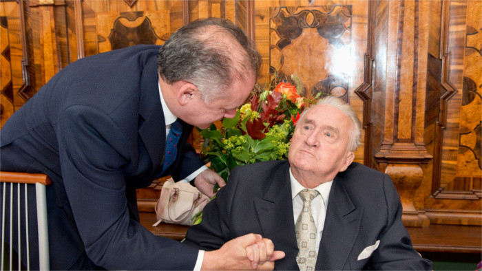 El expresidente Michal Kováč, hospitalizado en grave estado