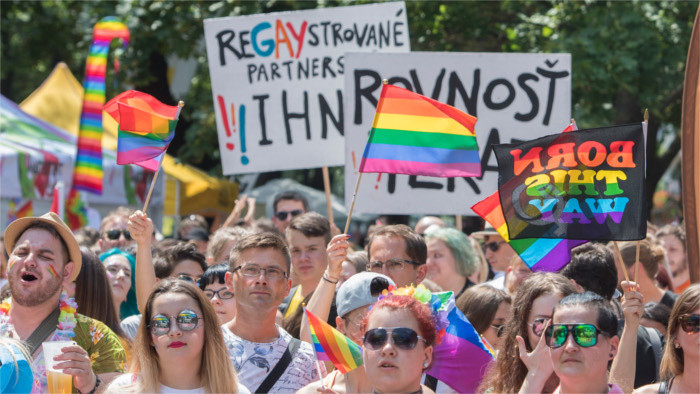 Las calles del centro de Bratislava se llenan de colores el Día del Orgullo Gay