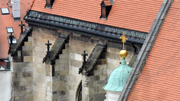 Aparece una figura de negro, y armada, ante la Catedral de San Martín