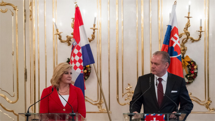 Presidenta de Croacia llega en visita oficial a Eslovaquia