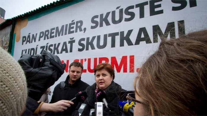 Nurses turn to billboard campaign for higher salaries