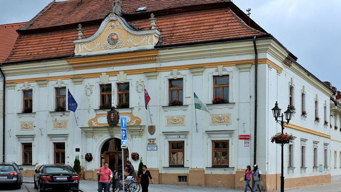 Skalica town councillor allegedly caught receiving kickback