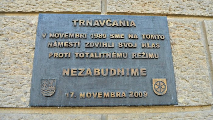 pamatna-tabula-na-trnavskom-divadle