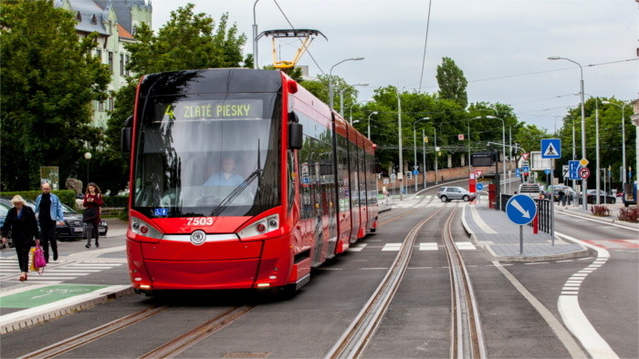 Trams start travelling across Danube again