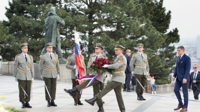 8 mai : chute du fascisme 