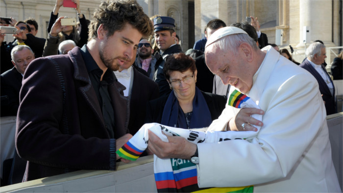 Sagan gives Pope a jersey and a bicycle