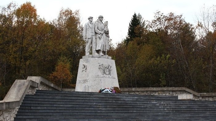 Pamätník Dargov chátra