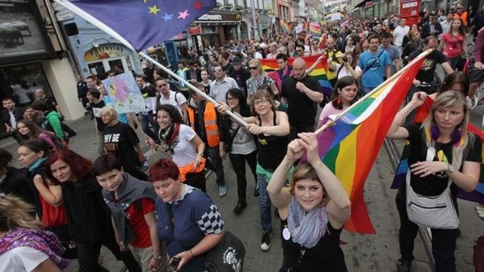Gay pride versus Défilé pour la vie