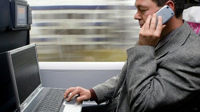 Anuncian nuevo servicio de transporte de vehículos y personas en tren