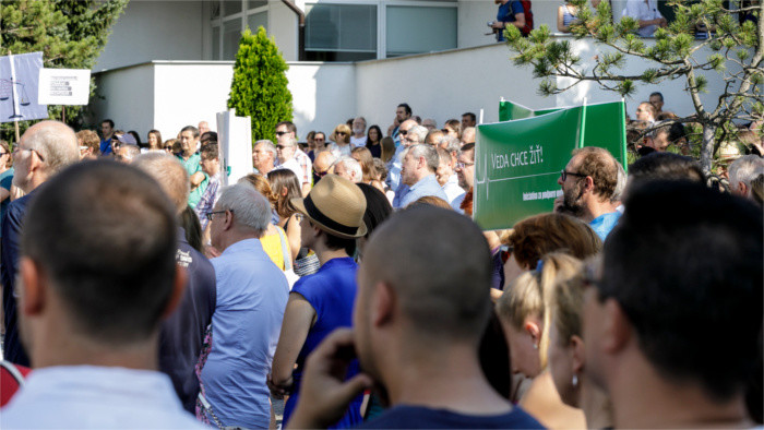 Hundreds protest at Slovak Academy of Sciences