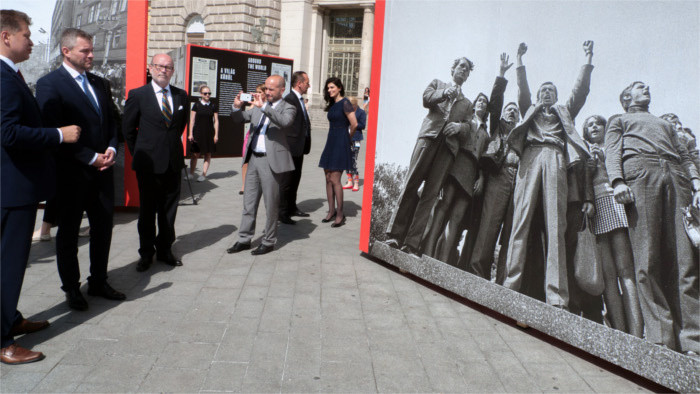 Prime Minister visits exhibition on 1968 Warsaw Pact occupation