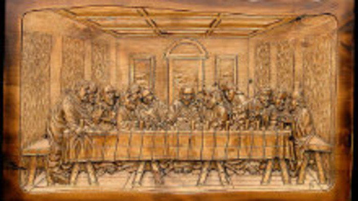 Niektorým veriacim kňaz umýva nohy