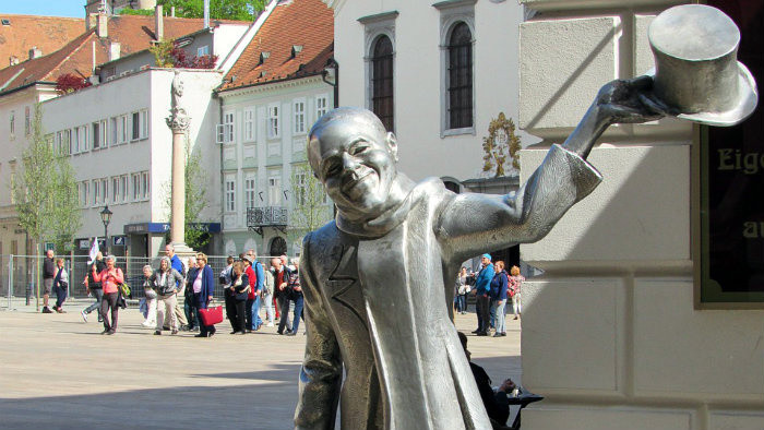 Schöne Náci v letnej čitárni