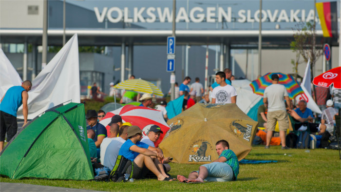 Strike at Volkswagen Slovakia continues