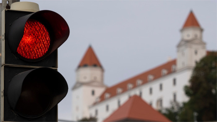 Vláda sprísňuje pravidlá, v Bratislave svieti červená