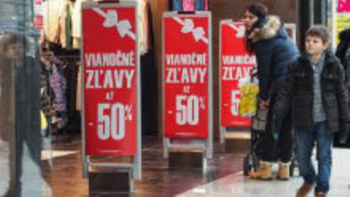 Povianočné zľavy vedú mnohých do obchodov