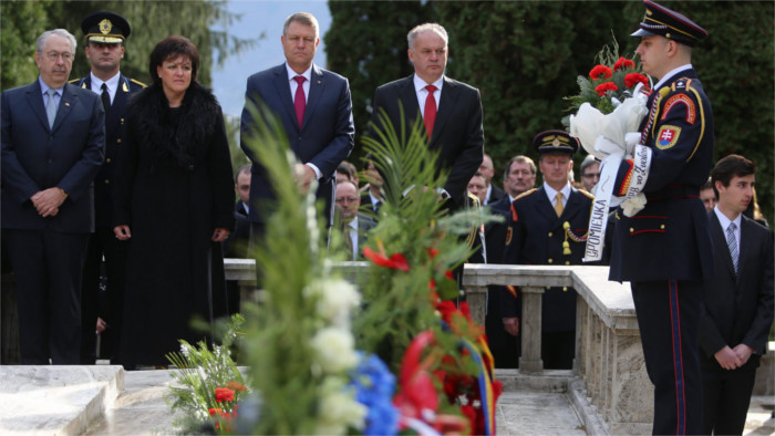 Romanian president awards WWII veterans in Slovakia 