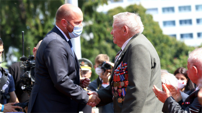 Verteidigungsminister würdigt Kriegsveteranen