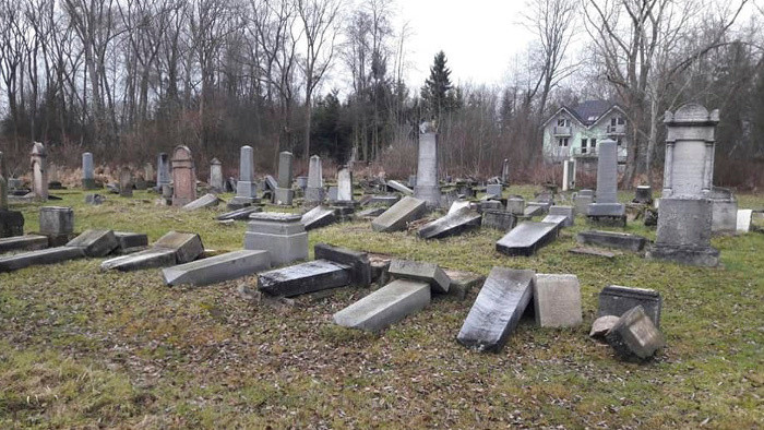 Vandals desecrate Jewish cemetery