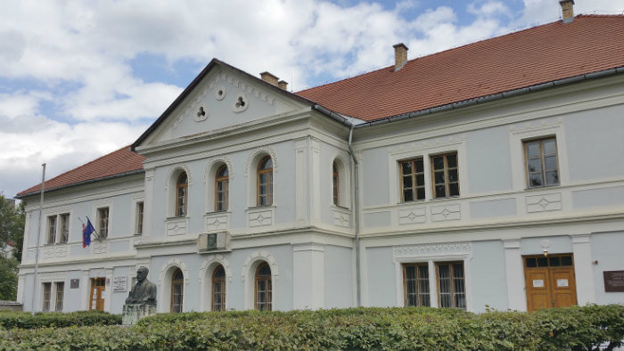 Prvému slovenskému literárnemu gymnáziu v Revúcej hrozí zánik