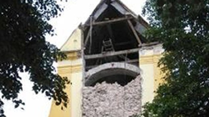 Church tower collapses in Lab