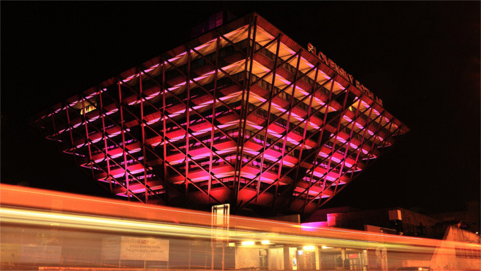 La Pyramide de la Radio illuminée