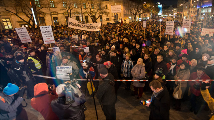 Crowd on SNP square demands immediate stop to corruption 