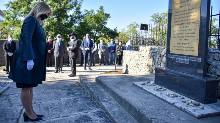 La jefa de Estado invita a no olvidar el Holocausto