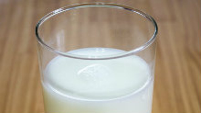 Sednutô mlieko s chlebom a cibuľou