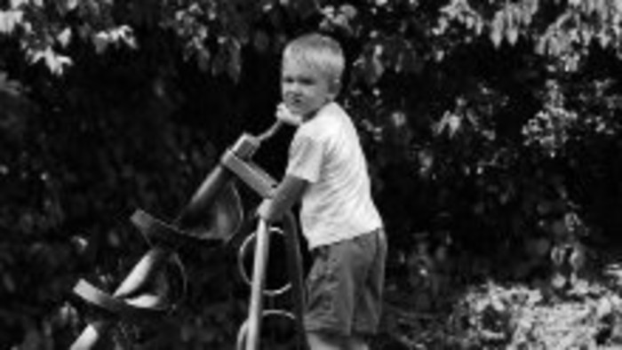 Andrej stále nie je s mamou, otec ho zadržiava