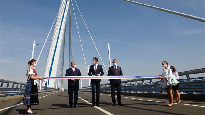Inauguran nuevo puente sobre el Danubio