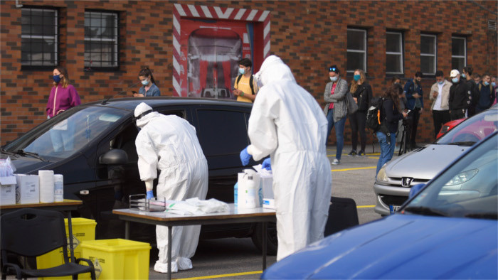 Ayer dieron positivo 338 test a Covid-19, falleció un paciente en el hospital de Trenčín