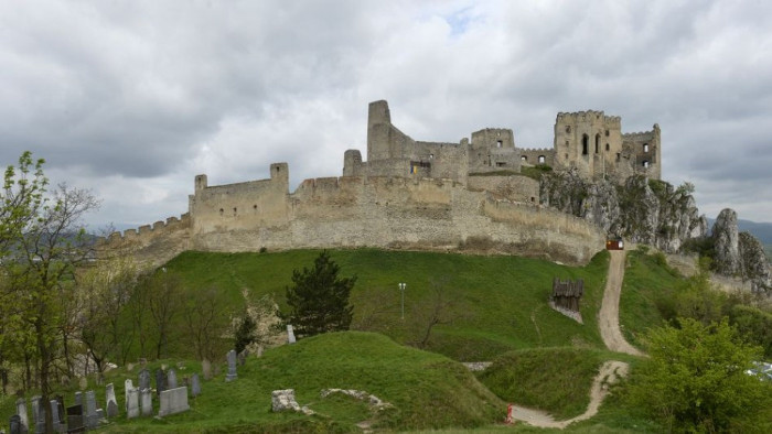 Beckov hrad.jpg