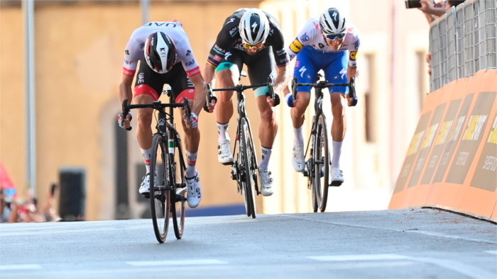 Sagan segundo en la etapa del Giro de Italia y maillot azul de la carrera