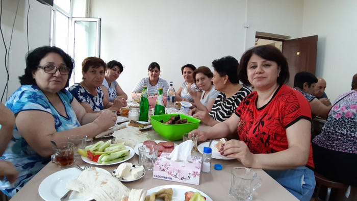 513638_article_photo_ak-ta-pri-ranajkach-krmi-zajazd-uciteliek-z-jerevanu-neodmietnes_900x.jpeg